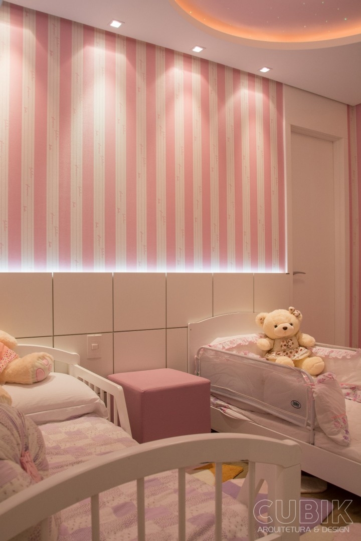 dormitório infantil, quarto de menina, papel de parede da Barbie  listrado rosa, irmãs, nichos na parede, cabeceira com cordão de luz, luz focada