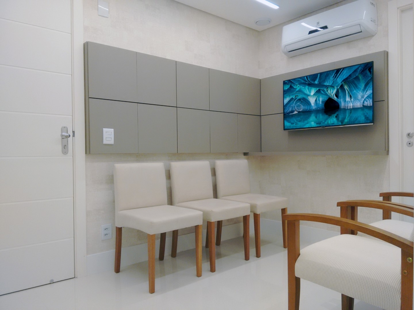 clinica odontologica marmore carrara tons neutros iluminação led - painel TV recepção