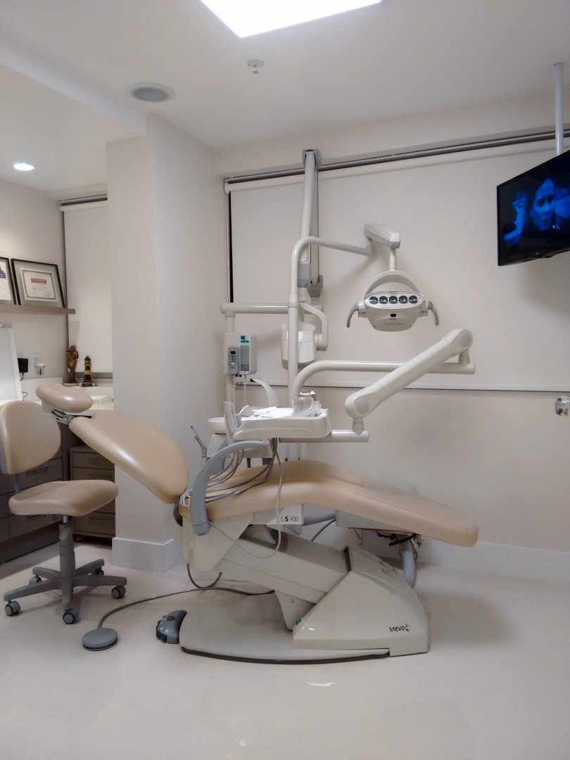 clinica odontologica tons neutros iluminação led cadeira de dentista