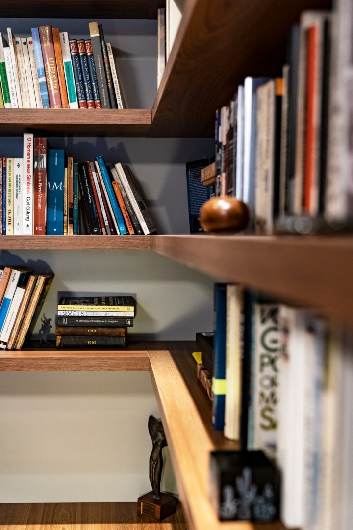 CUBIK Arquitetura - Projeto consultório de psicanálise Mario Corso. Detalhe das estantes Biblioteca sem apoios verticais