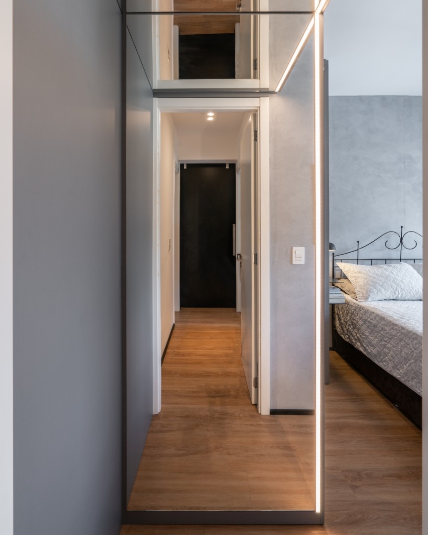 CUBIK Arquitetura - AP. ARTSY - suíte casal cama metálica efeito cimento queimado e closet aberto