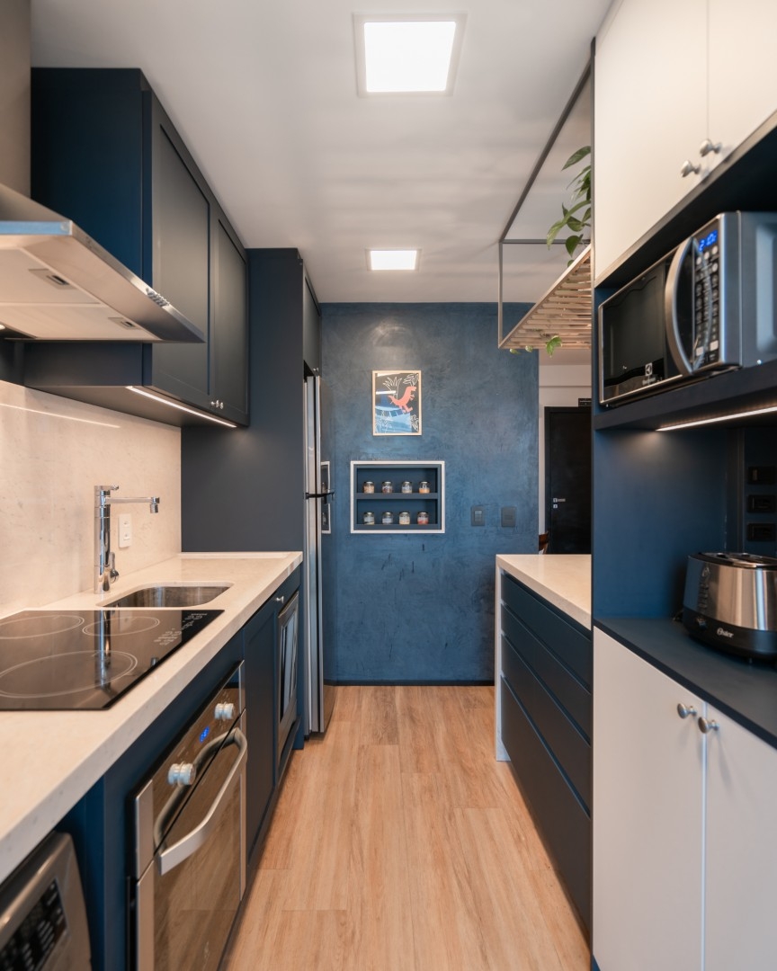 CUBIK Arquitetura - AP. ARTSY - cozinha azul marinho e tampo contínuo lavanderia tampo de pedra branca
