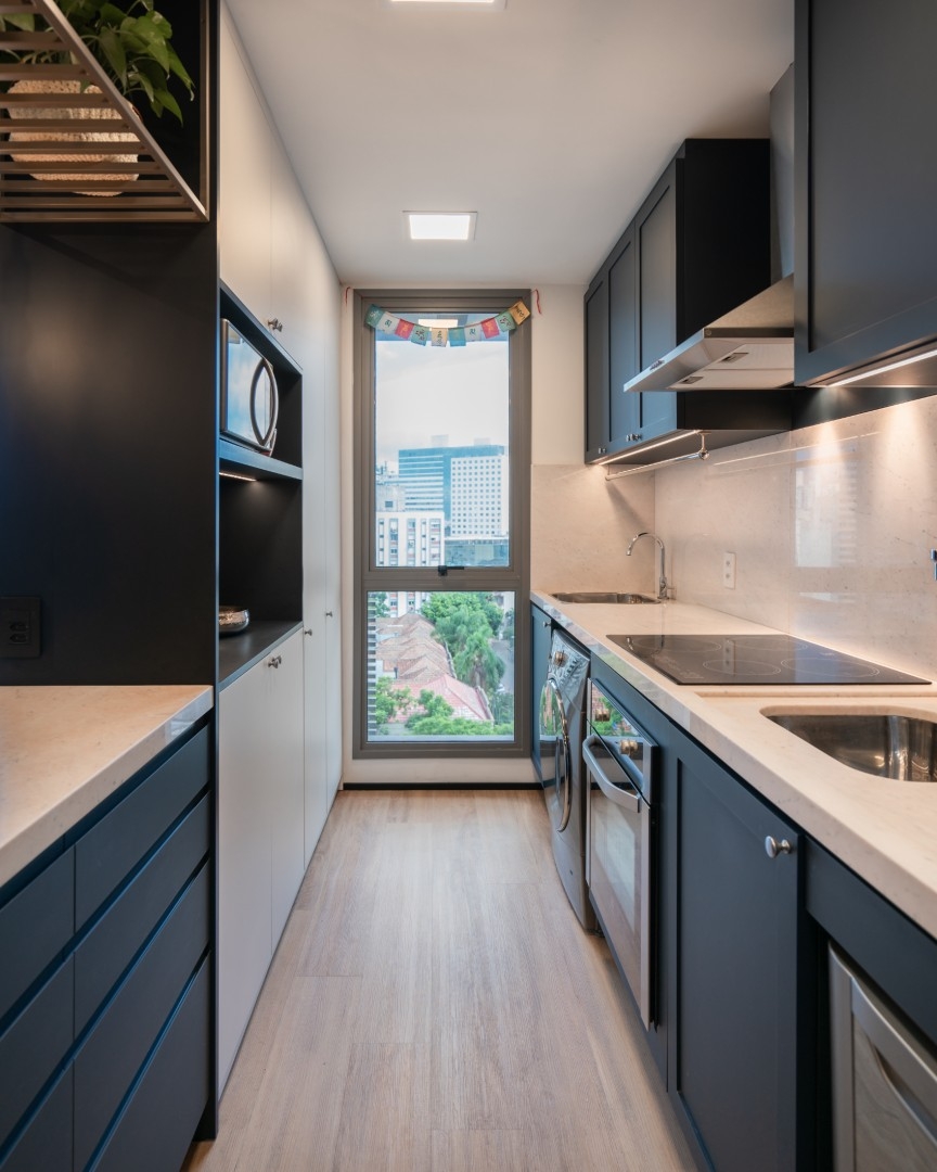 CUBIK Arquitetura - AP. ARTSY - cozinha azul marinho e tampo contínuo lavanderia tampo de pedra branca