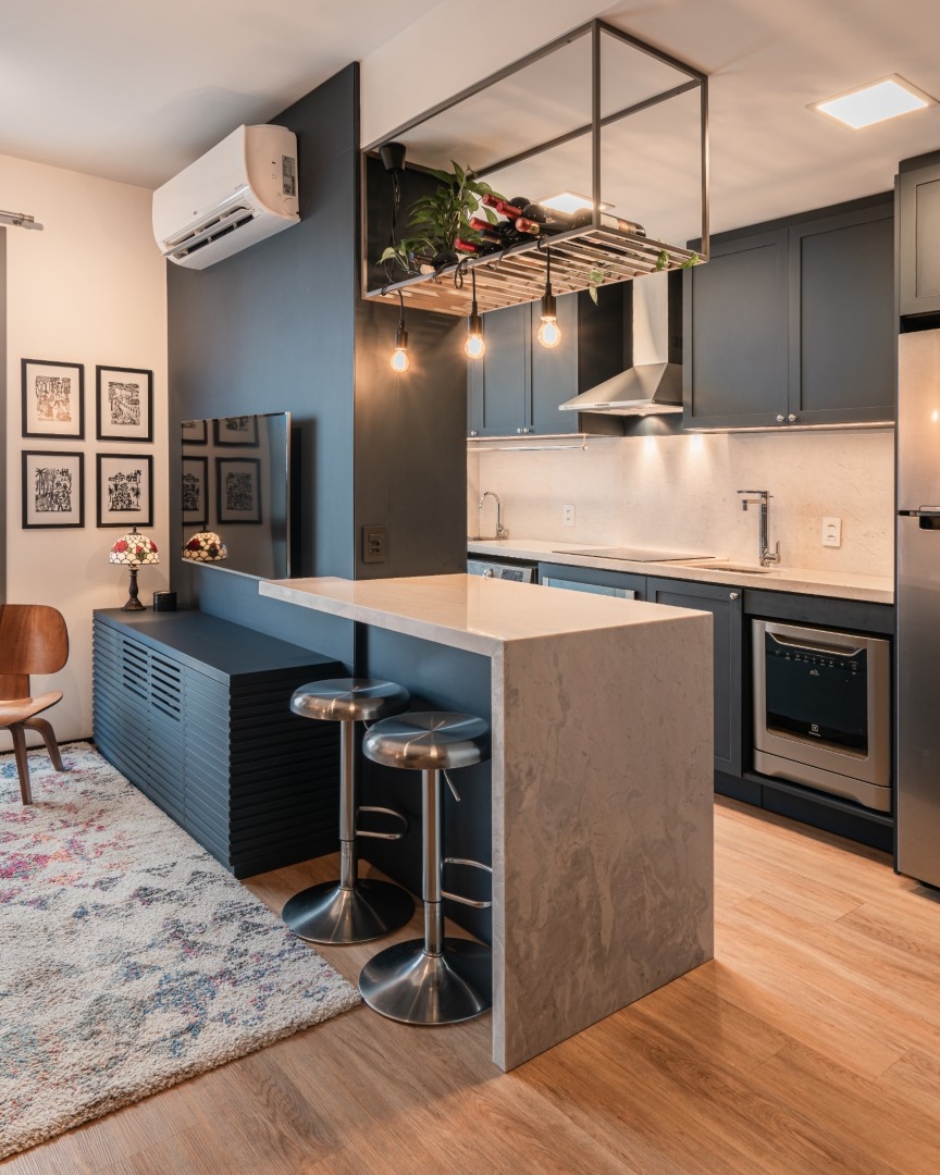 CUBIK Arquitetura - AP. ARTSY - sala de estar  e cozinha azul marinho e metal e tampo pedra branca