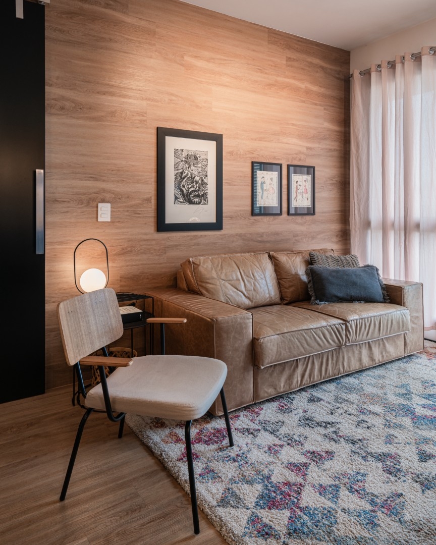 CUBIK Arquitetura - AP. ARTSY - sala de estar painel madeira vinílico porta de correr sofá de couro