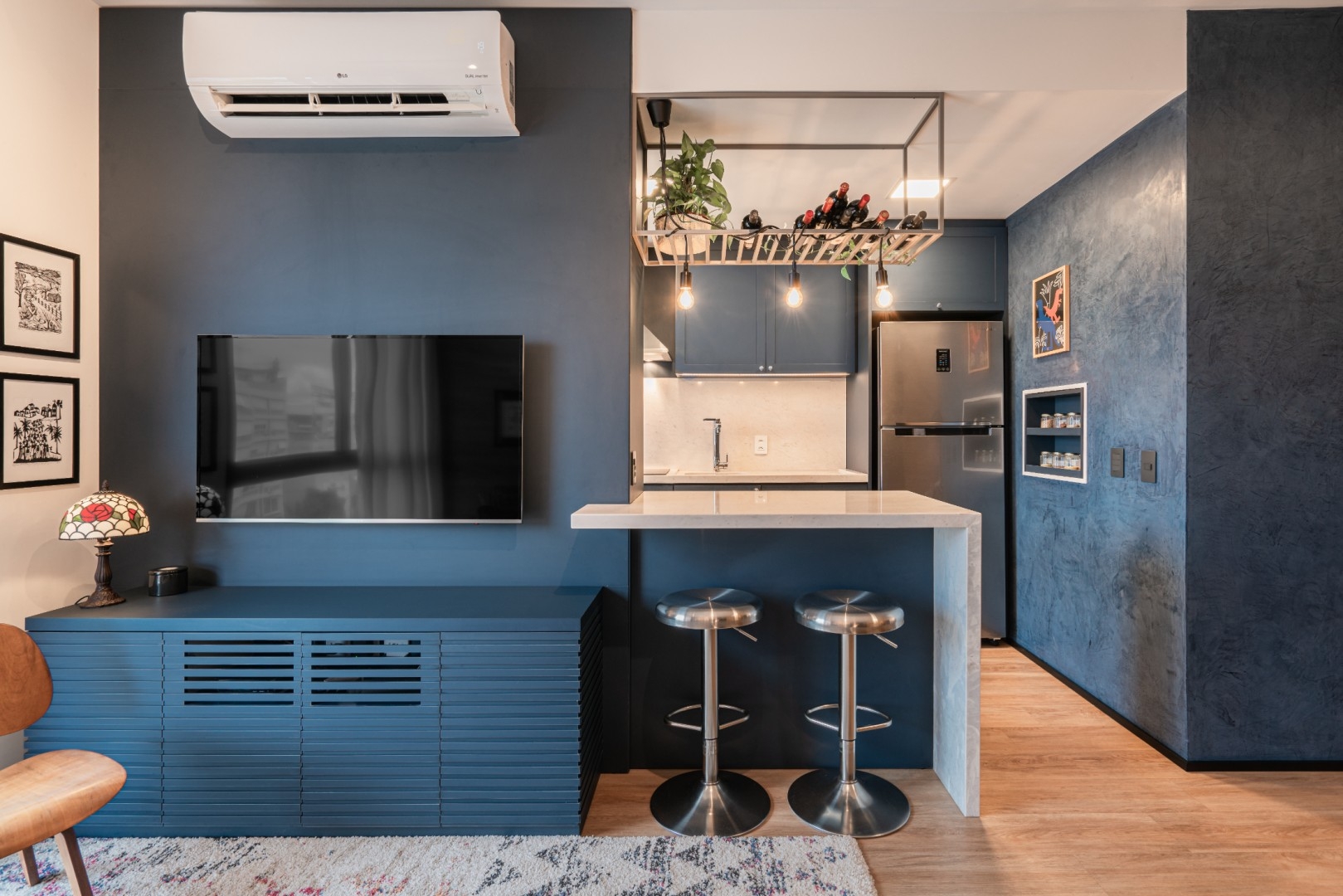 CUBIK Arquitetura - AP. ARTSY - sala de estar  e cozinha azul marinho e metal