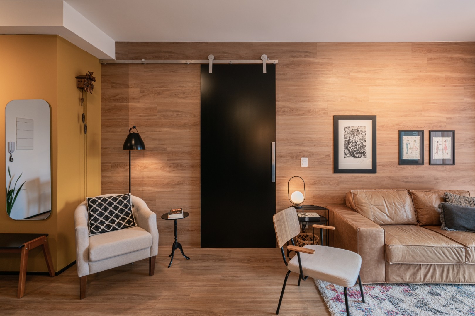 CUBIK Arquitetura - AP. ARTSY - sala de estar painel madeira vinílico porta de correr sofá de couro