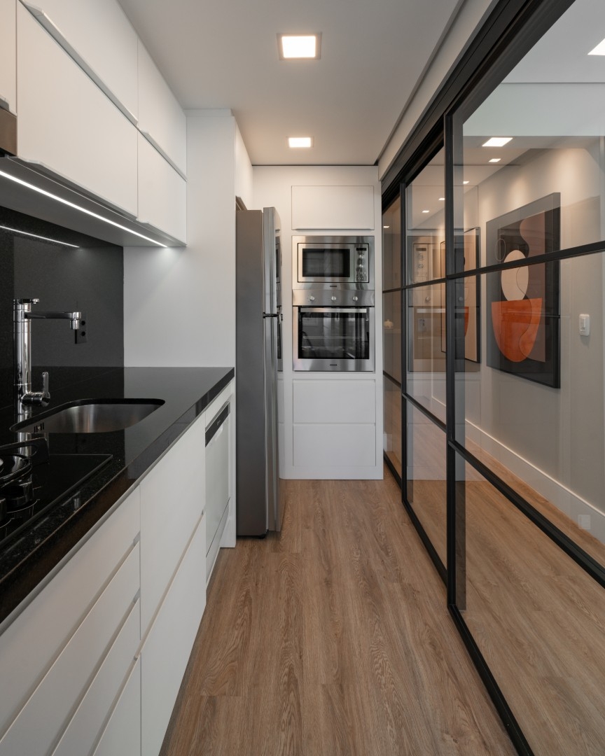 CUBIK Arquitetura - AP. VIVANT cozinha portas de correr  e torre de fornos