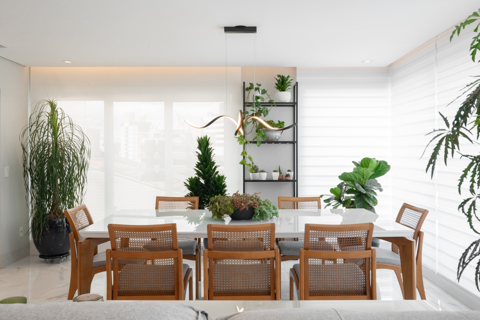 Apto Lageado -sala de jantar com estante com estrutura metálica vazada para vegetação e plantas. @cubikarquitetura