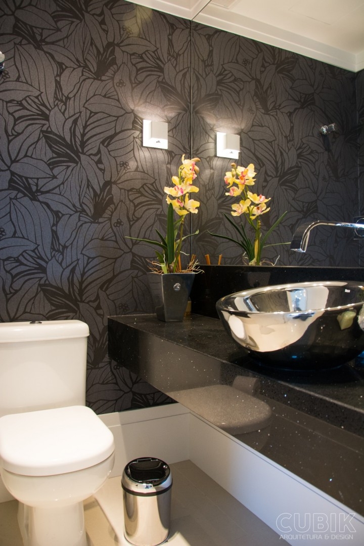 lavabo, papel de parede preto floral, black wallpaper, silestone blackstar, cuba roca bol cromada, monocomando de parede 1