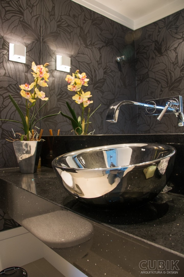 lavabo, papel de parede preto floral, black wallpaper, silestone blackstar, cuba roca bol cromada, monocomando de parede 2